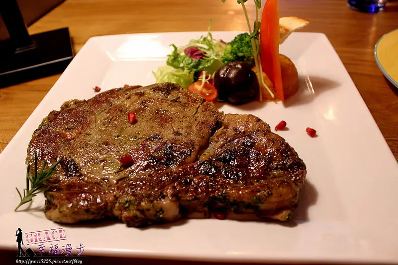 NINI 尼尼義大利餐廳旗艦店-台中NINI公益店--仿彿走入北歐藝術藝廊的用餐空間.餐點美味份量超足~