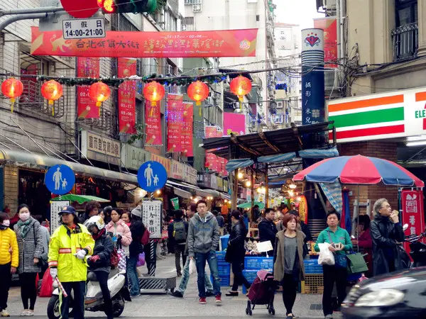 【台北市大同區。年貨大街】 華陰街商圈 2016年貨大街 謹剩幾天 要去要快呦! 營業到2/6 一堆特價商品呢! 美食好物介紹