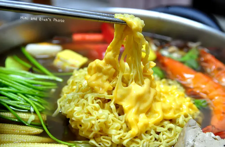 【台中麻辣燙】品宏小不點麻辣燙，台中一中街商圈內豐富食材、超多蔬菜、爆漿丸子、平價小吃，超推薦湯麵加起司片!宅配湯底更划算!