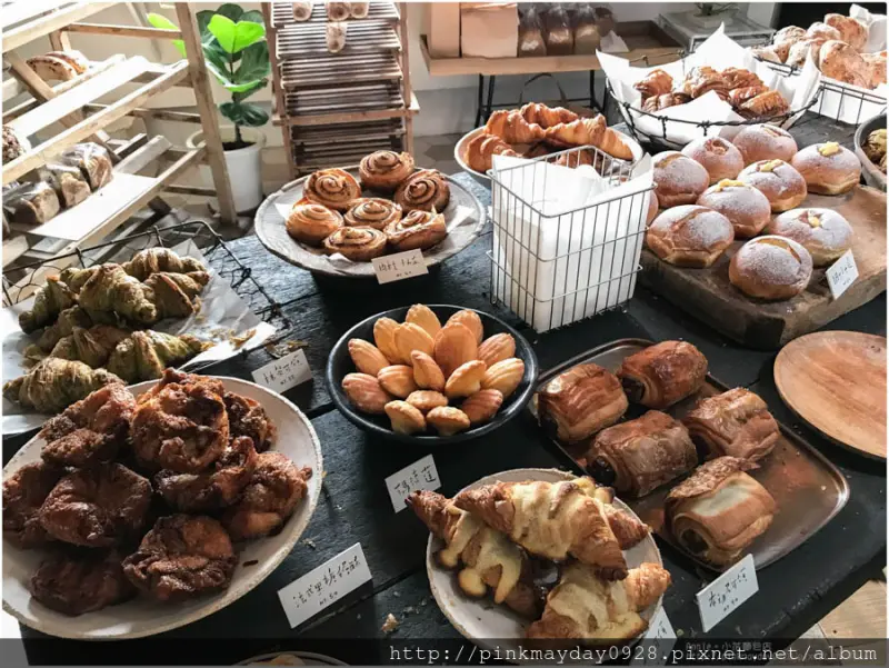 ✿台南✿ 現烤麵包每週日限定！搬到台南後的小花依舊是人潮洶湧阿 溫暖的木質色調真的是很好拍 ➜ 小花麵包店