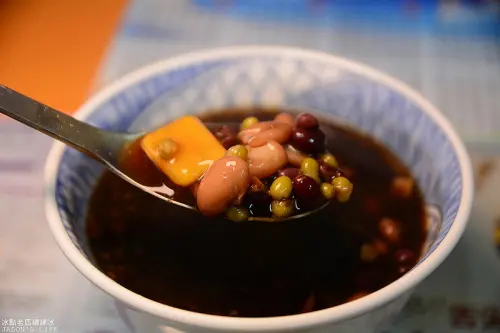 【宜蘭│美食】冬季熱飲新登場，仙草原汁熬煮，用料實在燒仙草暖暖身。冰點老店綿綿冰