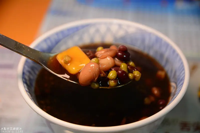 【宜蘭│美食】冬季熱飲新登場，仙草原汁熬煮，用料實在燒仙草暖暖身。冰點老店綿綿冰