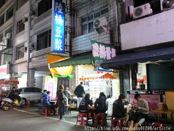 【美食特搜。屏東市】陸橋豆漿。橫跨早午晚餐和宵夜場 20小時不間斷的傳統美味        
      