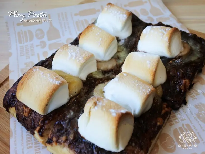 《美食推薦》【桃園中壢】Play Pasta玩義麵。中原夜市商圈平價美食 多種創意特色義大利麵 超推蕃茄海鮮筆管麵 宮保皮蛋義大利麵 辣味青醬蛤蠣燉飯 惡魔香蕉棉花糖披薩 桃園中壢必吃美食推薦(文末贈