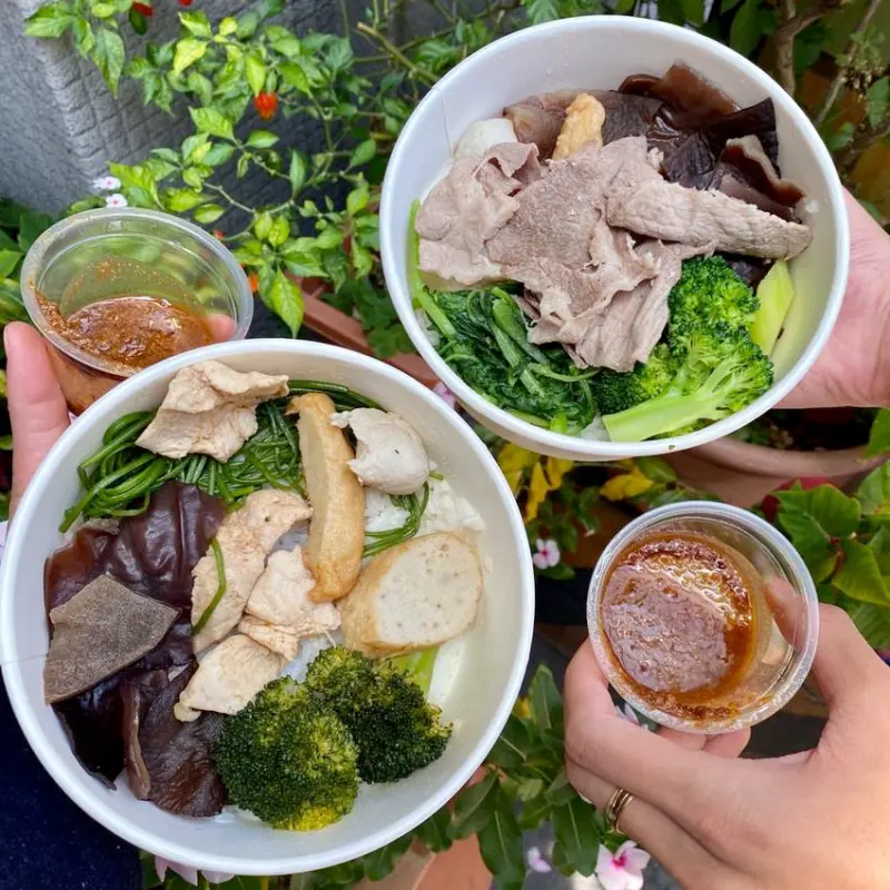 小豪洲沙茶爐-中山旗艦店：平日午餐限定！台南知名沙茶爐火鍋餐廳推出外帶便當啦！一個只要50元｜台南外帶便當.水煮便當 - 進食的巨鼠