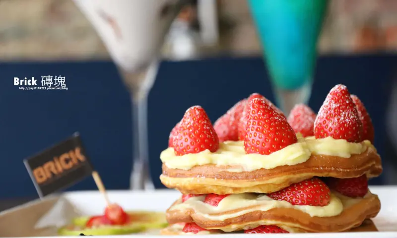 【台南.中西區】Brick 磚塊。老屋下午茶：去骨雞腿排鬆餅、草莓控必吃的「草莓甜心煎餅」