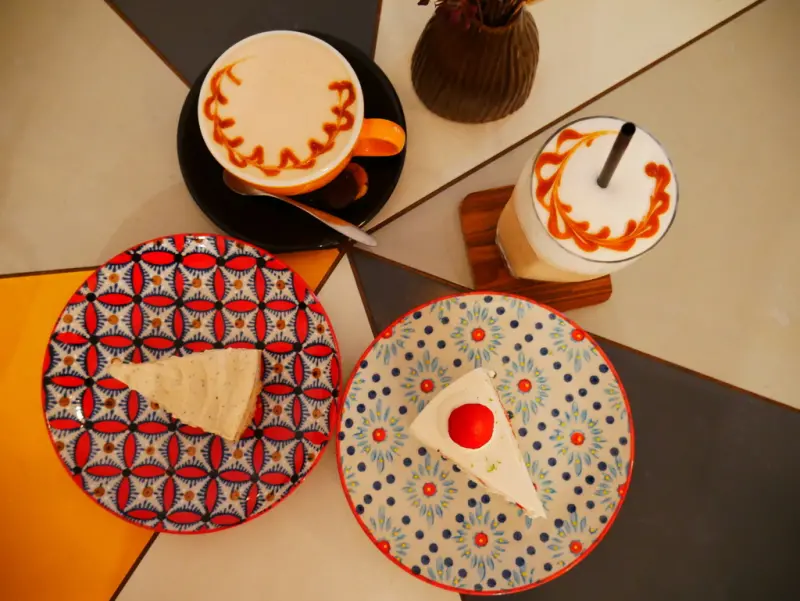 【Angelas日嚐】永和巷弄裡的秘密甜點店，來一杯自家焦糖奶茶與一片香堤草莓蛋糕吧!!! 還有限量隱藏版員工餐，IG熱門打卡點【大人的甜點】