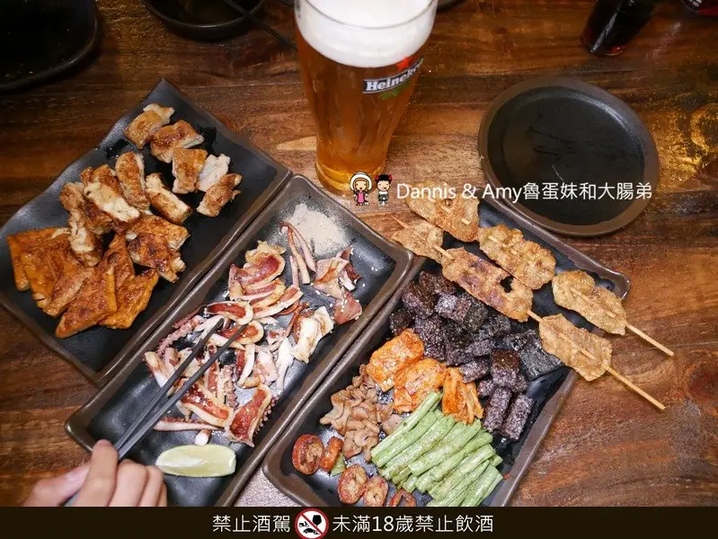 《新竹宵夜美食》台灣壹碳烤-新竹忠孝總店。碳烤串燒美食。朋友聚餐瘋世足賽的好選擇︱（影片） - Dannis & Amy魯蛋妹和大腸弟