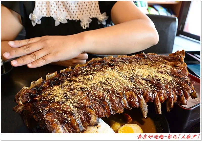 蝦米!!比手臂還長的肋排，真的太狂了，而且想吃的話最好先預約喔~彰化-ㄨ麻尹日式蓋飯(彰化大埔店)