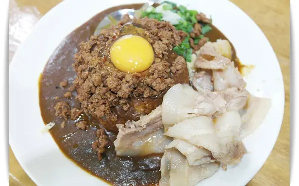 重口味咖哩，加了肉燥很台味很美味!! - 台灣咖哩