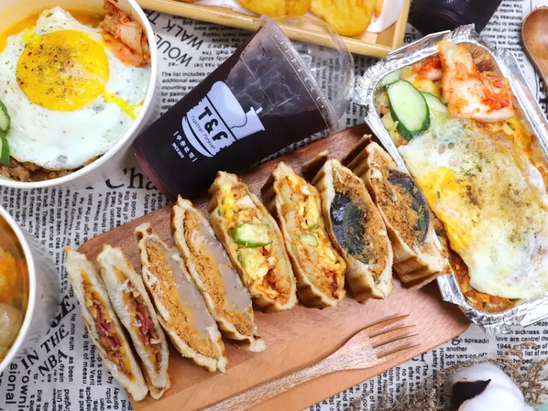 百種甜鹹口味熱壓吐司.給你爆餡享受~還有鹹辣夠味的打拋豬肉飯麵.讓你半夜兩點也能大滿足