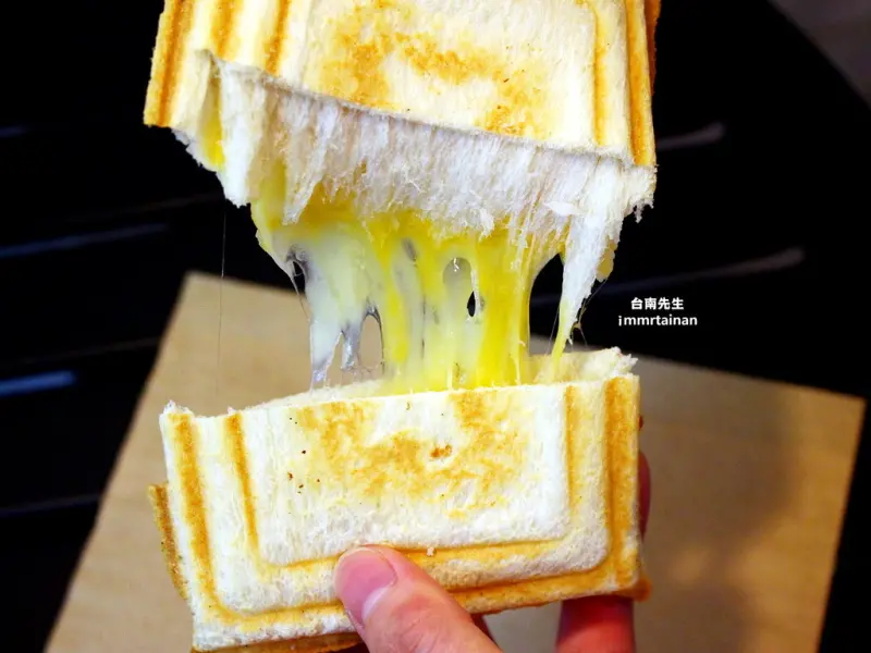 台南熱壓吐司／CP值高學生最愛／隱藏版新品限量推出中／多達60種口味永遠吃不膩／重焗烤牽絲乳酪起司控必點／餡料多到滿出來－「T&F手作吐司」