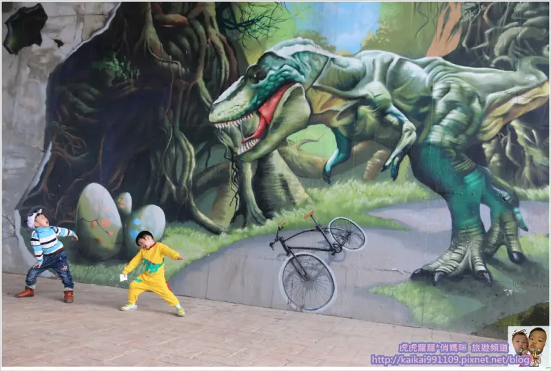 『新北市恐龍公園』都市裡的叢林冒險趣。。媽呀~有恐龍出沒!!華中河濱公園橋下帶著恐龍去團圓x騎腳踏車x籃球場x足球場x野餐x休憩站!