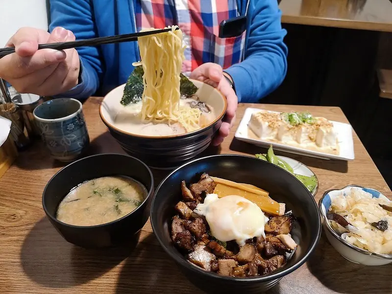 【新北板橋美食】無二亭拉麵，「豚骨拉麵」叉燒肉軟嫩至極，湯頭溫潤順口!(台北拉麵/板橋拉麵/捷運江子翠美食)