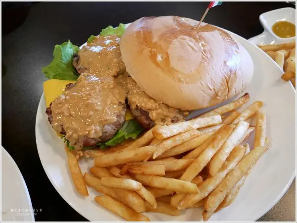 ★食★桃園→【Gary Bee69 桃園二代店】超大美式漢堡❤美式風格餐廳