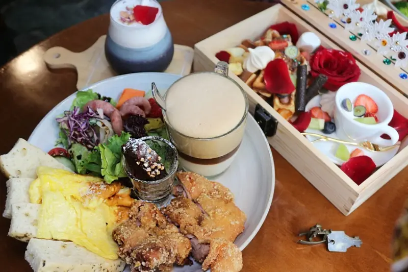 【台南中西區早午餐】咖啡珈琲(巴黎小餐館)  豐富早午餐搭配火紅400次咖啡  還有夢幻吸睛的珠寶盒甜點