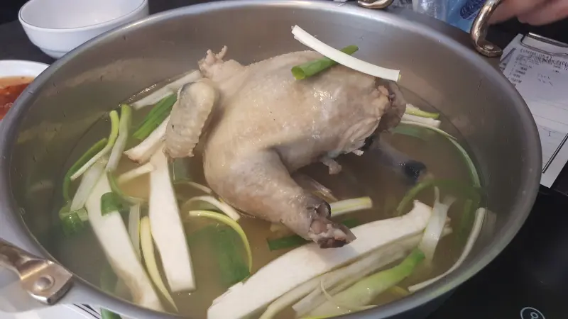 青菜呷呷。食尚小咪 ♥ 【台北東區韓國美食推薦．孔陵一隻雞 공릉닭한마리｜不用到韓國也可以吃到正宗韓國一隻雞!!泡菜好好吃 紫菜粥味道也好棒】