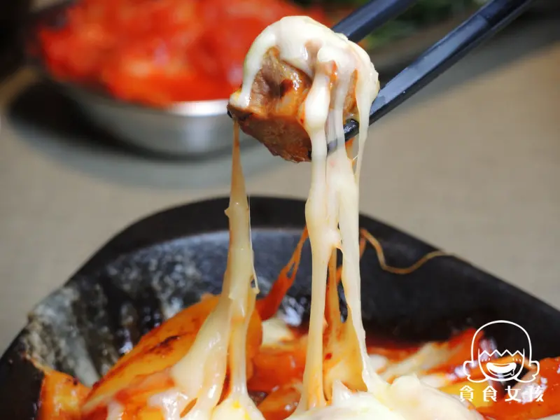 台北台北車站)張君布帳馬車-韓式熱炒比較嗨！起司、炸雞樣樣罪惡又滿足/台北韓式料理/韓式小菜滋吃到飽/台北車站熱炒/台北車站多人聚餐/彩虹蛋糕