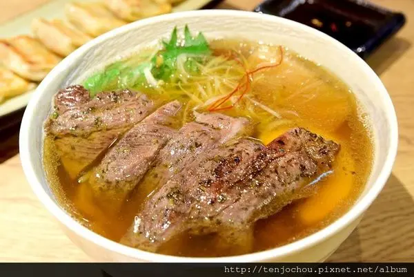 花花，甲飽沒【台北食記】樂麵屋 站前店限定！厚豚煮干醬油拉麵 無限加麵吃到飽！