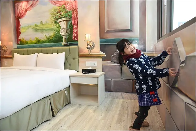 《高雄住宿推薦》高雄左營世奇商旅~直接住進捷運巨蛋站和瑞豐夜市旁的隱藏版3D彩繪村，拍照打卡免排隊，交通覓食都方便，早餐也是亮點！(FB留言按讚分享抽豪華彩繪雙人房平日住宿券)