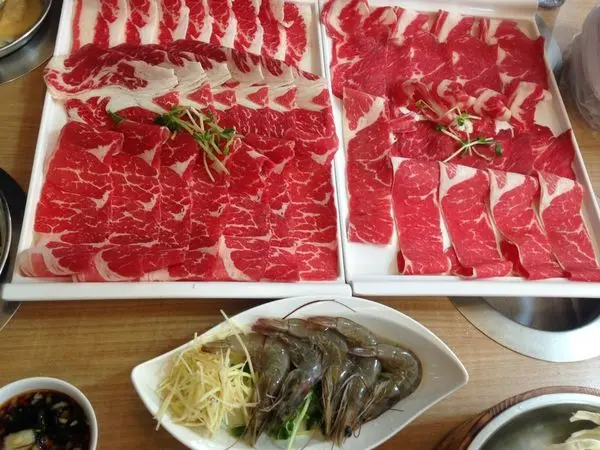 [新莊美食] 超人氣排隊店 → 沐也 日式涮涮鍋 ※ 超大新鮮肉盤 平價享受 ❤