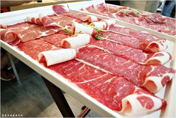 [新北新莊]沐也日式涮涮鍋|飽飽鍋九盎司$288|飲料冰淇淋自住免費無限續|湯底、副食多種選擇