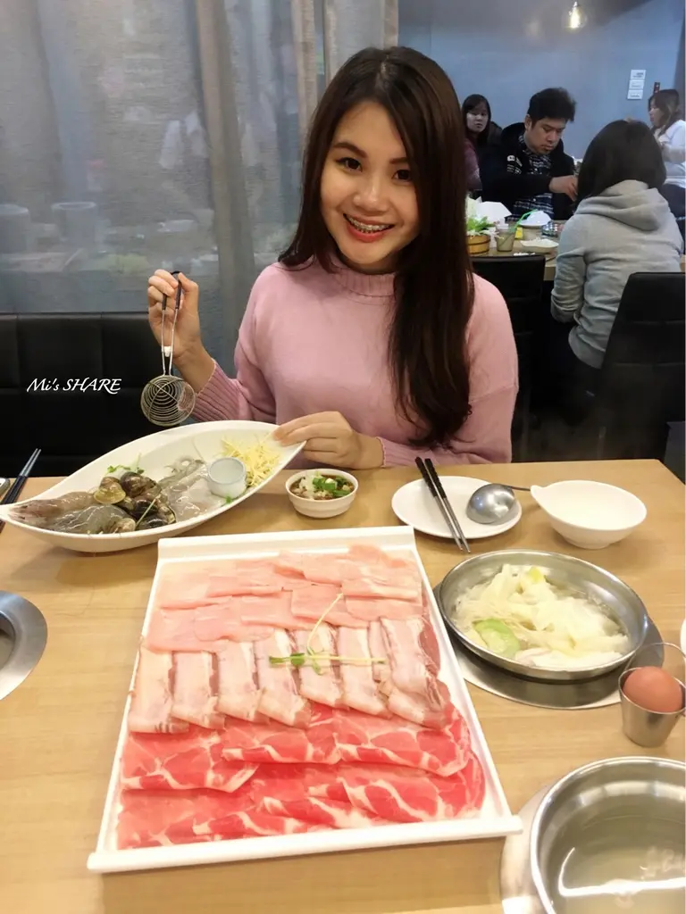 【新北市新莊/美食】沐也日式涮涮鍋--肉盤比臉大高CP值個人小火鍋●新莊人氣排隊鍋物○平價消費霸氣享受