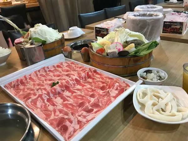 [食]新莊沐也火鍋 最平價的大肉盤火鍋 新鮮大滿足天使紅蝦