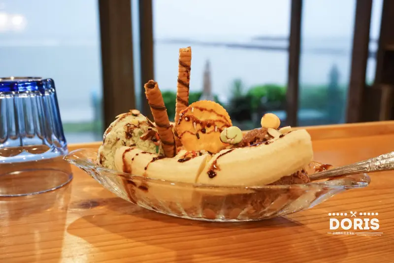 ♚食記♚新北三芝【留夏 Stay Cafe】留夏照燒雞腿肉串 暖位老薑黑糖奶茶 抹茶拿鐵  繽紛香蕉船 鬆餅 輕食 甜點 下午茶 蛋糕 景觀餐廳 三芝區 看海 