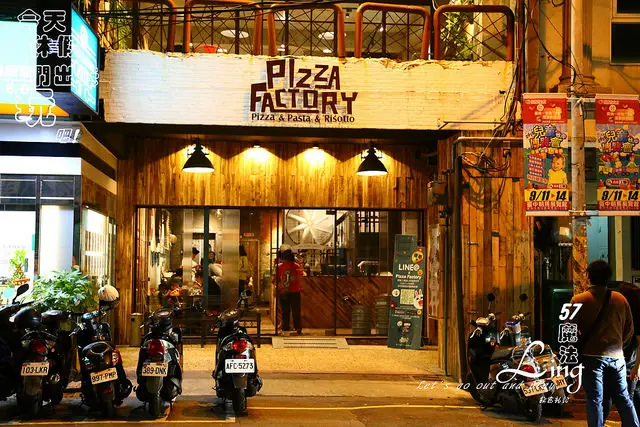 [彰化♥比薩工廠 ]空間擺設工業風。真好拍