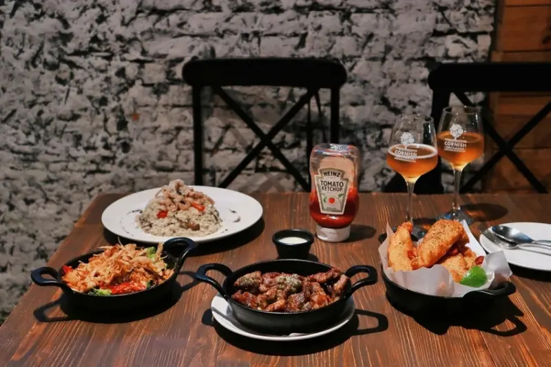 【台北東區餐酒館】Waiting Bistro等等小酒館：紙醉金迷的夜晚，一抹心靈寄託解壓的綠洲。