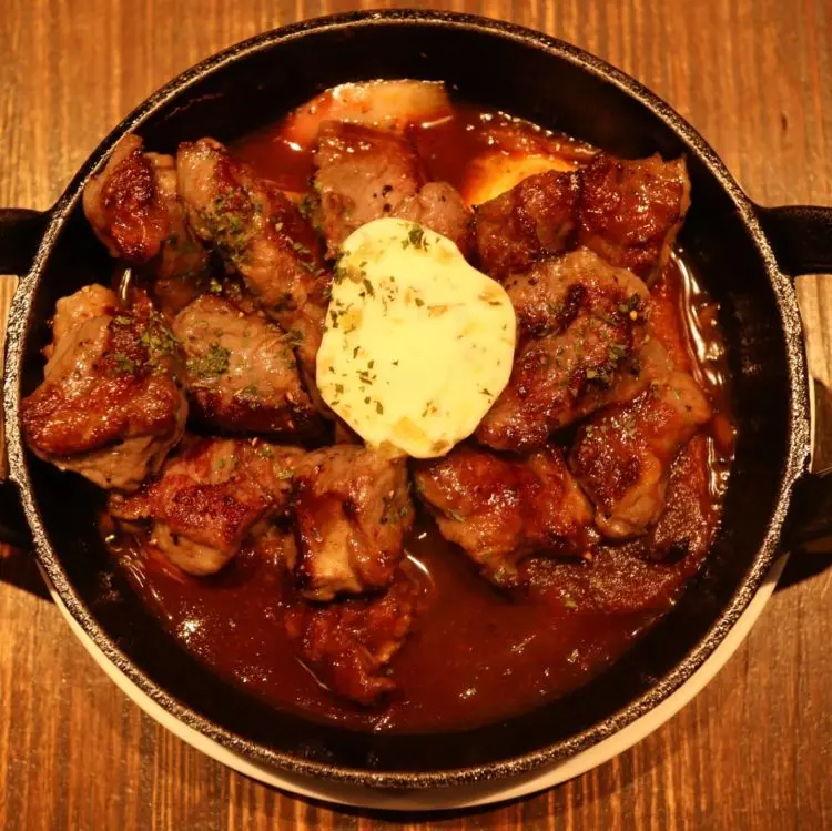 【Waiting Bistro】台北東區餐酒館│燈光美氣氛佳、餐點好吃適合聚餐，特推牛肋小山丘跟炸魚薯條-台北餐酒館推薦 - 邦妮2兔