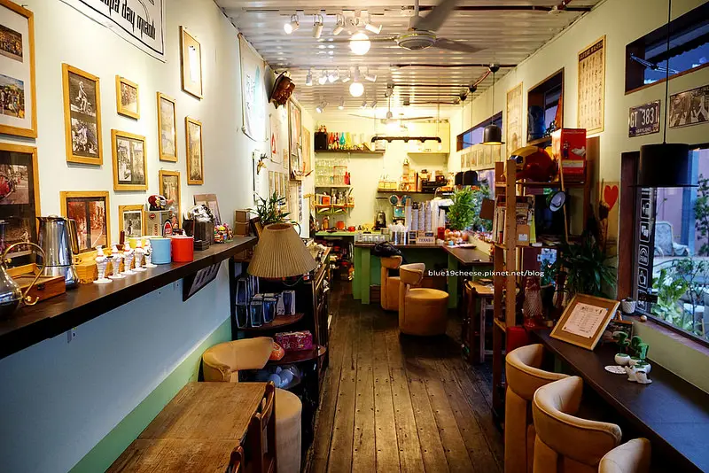 【彰化鹿港】鹿港 - 朝天露嘎嗶 - 貨櫃咖啡館.老闆隨和隨性.紅色漂亮偉士牌.鹿港百年香舖施金玉三房旁.現代汽車對面