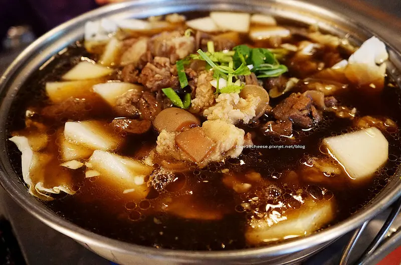 【彰化花壇】阿來羊肉店 - 60年老店.藏身花壇鄉公有零售市場內.帶皮羊肉爐滿推薦.花壇火車站前.愛仁牙醫診所對面.陳花店旁巷內.愛玩客介紹