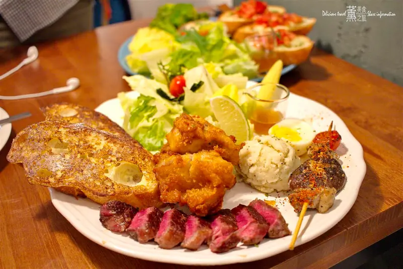 「台中西區」HOYO CAFE，日式文青風早午餐店美術館綠園道附近，無收服務費，擺盤有水準份量豐富(wifi)