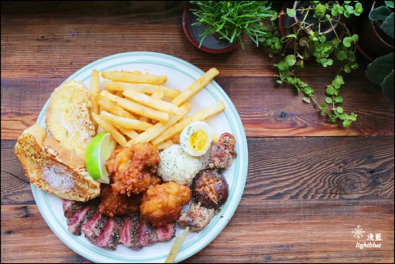 台中美食：淺藍 × hoyo cafe ～要排隊的熱門早午餐，大份量國王早餐