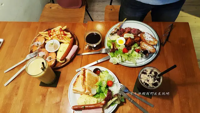 hoyo cafe。美術館旁的老宅早午餐。微辣番茄肉醬起司黃金脆皮吐司超優