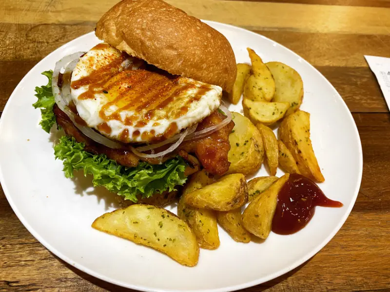 【台中  愛店】田樂小公正店，別有洞天的田樂漢堡分店，文青風的漢堡、漢堡排等午晚餐設定，希望你也喜歡