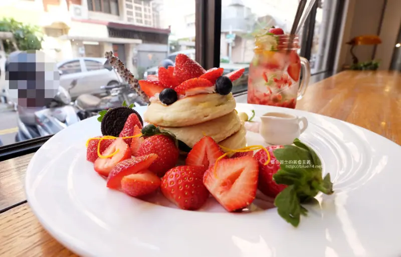 台中西屯│入口鬆餅-季節限定每日限量草莓嘉年華鬆餅.可以先電話詢問預定 - 藍色起士的美食主義