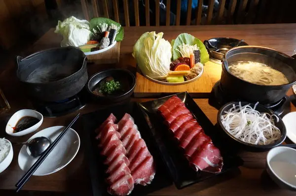 │食記│台中/拾七石頭火鍋✨日式氣派裝潢用餐氣氛x平價火鍋