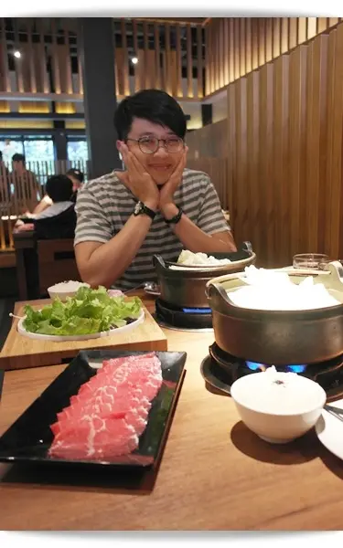 特製湯頭小火熬燉，輕井澤另一品牌「拾七石頭火鍋」