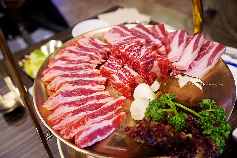 【台中北屯】龍八燒肉 黑毛和牛專賣-韓國古代貴族才使用的黃銅製餐具.炭火燒肉.神仙雪濃湯好喝.還有海鮮蒸耶~