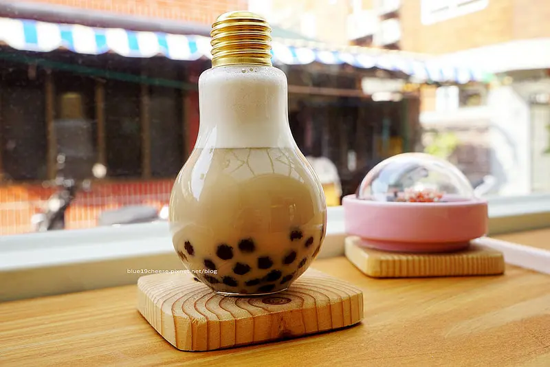 【台中南屯】碰憩咖啡館Risu Cafe-限量超夯燈泡珍珠奶茶.松鼠咖啡.塔羅牌服務.親子友善餐廳.黎明新村巷弄中.黎光槌球場旁.觀聖宮附近