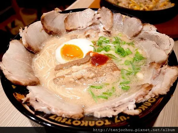 花花，甲飽沒【台北食記】TONKOTSU 7 肉食者必吃！七種口味豚骨拉麵玩出新創意！