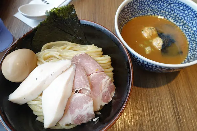 【食記】捷運中山站美食。麵屋一燈ITTO 東京人氣超夯的冠軍沾麵台灣一號店。推薦點濃厚魚介沾麵與金澄幸貝拉麵~女性用餐還贈送冰淇淋一球