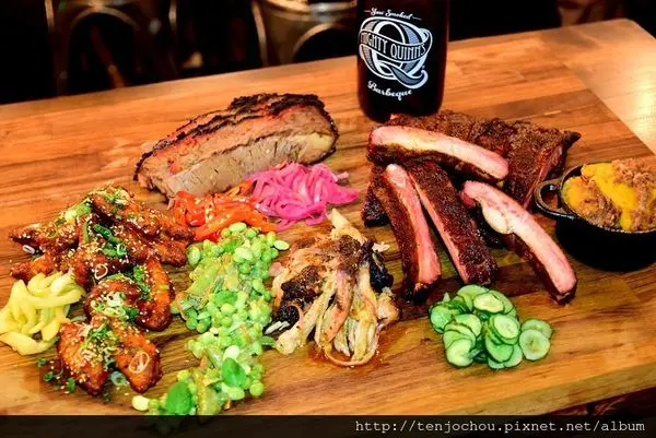 花花，甲飽沒【台北食記】麥笛昆餐廳 紐約最受歡迎的BBQ！海外一號店在台灣！美式燒烤大師顛峰之作