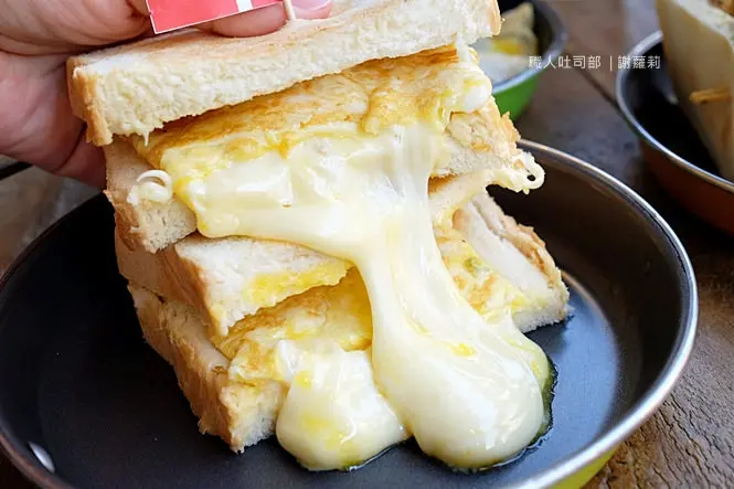 《桃園♥美食》職人炭烤吐司(吐司部)。真的太誇張了！瀑布般流泄的爆漿起司可是浮誇到不像話呀！