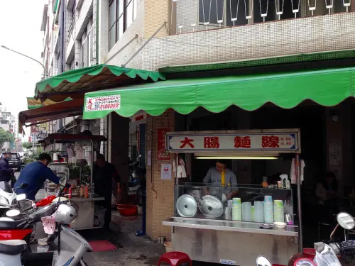 高雄開封街轉角的古早味@壹佰貳打1折黑輪x大腸麵線