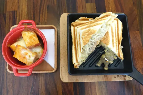 1/2  CAFÉ‧帥氣老闆變出焗烤地瓜配鮭魚白醬熱壓吐司，再來份爆炸頭麻糬鬆餅~