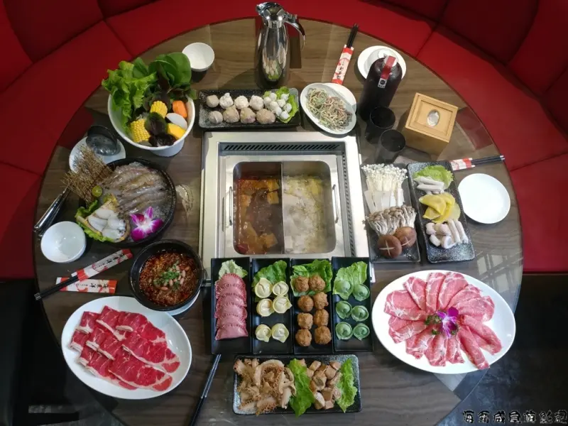 高雄●美麗島站【海東洋麻辣火鍋】隱藏巷弄內平價火鍋可以喝的麻辣湯頭真的很過癮